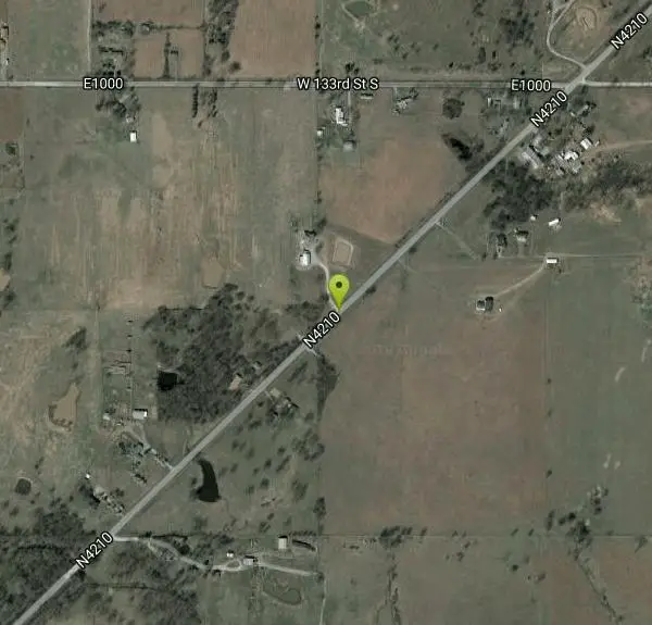 Skateboard at Love Hatbox Skatepark near Oktaha, Oklahoma. Maps, directions, and reviews.
