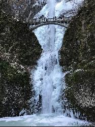 A frozen Multnomah Falls courtesy of U.S. Forest Service (Bart Kicklighter)&nearr; (Public Domain&nearr;)