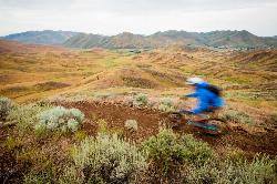 Riding through sage flats with mountains behind, Croy Creek Trail System. IMBA / Leslie Kehmeier via courtesy of BLMIdaho&nearr; (Public domain&nearr;)