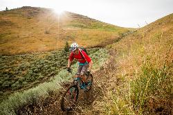Hillside traverse in the Croy Creek Trail System west of Hailey. IMBA / Leslie Kehmeier via BLM, pub courtesy of BLMIdaho&nearr; (Public domain&nearr;)