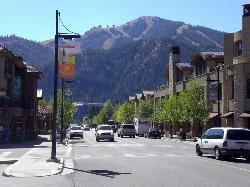 Bald Mountain from Sun Valley Road in Ketchum courtesy of Stephen Marks - (WT-en) StephenM at English Wikivoyage&nearr; (Public domain&nearr;)