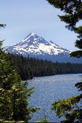 Mount Hood reflected in Lost Lake courtesy of Sandra Oja&nearr; (CC BY-SA 4.0&nearr;)