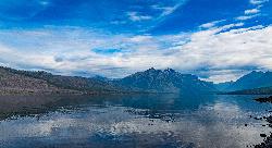 Lake McDonald's clear water and colored stones courtesy of Tony Webster&nearr; (CC BY 2.0&nearr;)