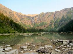 Avalanche Lake in its cirque courtesy of Beatlesnature&nearr; (CC BY-SA 3.0&nearr;)