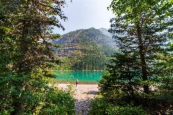 Waterfalls feeding Avalanche Lake courtesy of Andrew Parlette from Elkridge,MD, US&nearr; (CC BY 2.0&nearr;)
