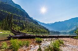 The shore of Avalanche Lake courtesy of aparlette&nearr; (CC BY 2.0&nearr;)