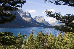 St. Mary Lake and the eastern peaks courtesy of Acroterion&nearr; (CC BY-SA 4.0&nearr;)