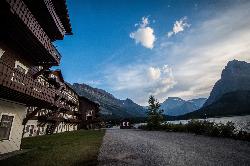 Many Glacier Hotel above Swiftcurrent Lake courtesy of m01229 from USA&nearr; (CC BY-SA 2.0&nearr;)