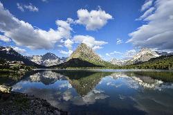 Swiftcurrent Lake and the Many Glacier peaks courtesy of Christopher Michel&nearr; (CC BY-SA 4.0&nearr;)