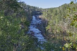 Little River Falls from the park overlook courtesy of Snarblox&nearr; (CC BY-SA 4.0&nearr;)