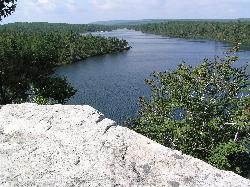 Lake Awosting from the surrounding Shawangunk cliffs courtesy of Anthony22 at English Wikipedia&nearr; (CC BY 3.0&nearr;)