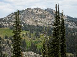 Along the Boulder to Louie lakes loop above the reservoir courtesy of Miguel Vieira from Redwood City, CA, USA&nearr; (CC BY 2.0&nearr;)