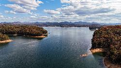 An autumn cove on Lake Blue Ridge courtesy of Stephen Rahn from Acworth, GA, USA&nearr; (CC0&nearr;)