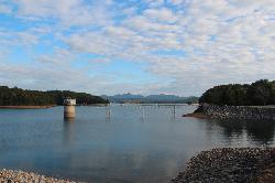 The intake tower and riprap bank at the lower end of the reservoir courtesy of Thomson200&nearr; (CC0&nearr;)