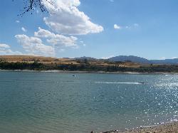 Wind chop and a boat wake on the reservoir below the dry hills courtesy of Kasiarunachalam (talk)&nearr; (CC BY-SA 3.0&nearr;)