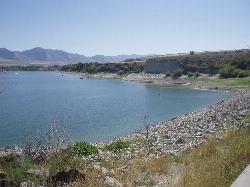 The rocky shoreline at lower water courtesy of Ntsimp&nearr; (Public domain&nearr;)
