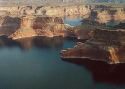 Red sandstone and open water above Wahweap Marina courtesy of en:User:Davejenk1ns&nearr; (CC BY-SA 3.0&nearr;)