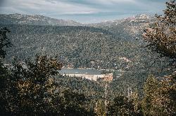 The reservoir and its shoreline courtesy of Guywelch2000&nearr; (CC0&nearr;)