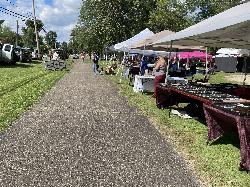 Grandview Road at the beach during the annual arts and crafts show courtesy of Deans Charbal&nearr; (CC BY-SA 4.0&nearr;)
