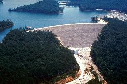 Laurel River Dam and the lake behind it courtesy of George Green, U.S. Army Corps of Engineers&nearr; (Public domain&nearr;)