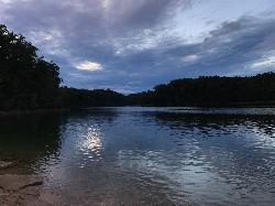 Evening light on the shoreline at Laurel River Lake courtesy of U.S.Forest Service-Daniel Boone National Forest&nearr; (Public domain&nearr;)