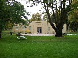 The interpretive center at Sacajawea Historical State Park courtesy of Allen4names&nearr; (CC BY-SA 3.0&nearr;)