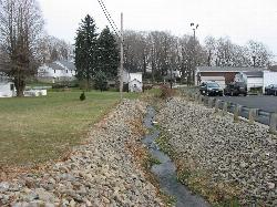 The Hanoverton canal town historic district west of the lake courtesy of User:Nyttend&nearr; (Public domain&nearr;)