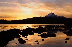 Sunset over the rocky shoreline at Lake of the Woods courtesy of Bonnie Moreland from Oregon, United States&nearr; (Public domain&nearr;)