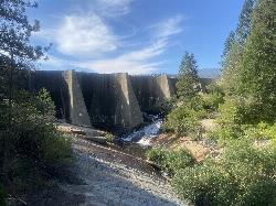 The 1908 multiple arch dam at Hume Lake courtesy of Douggold&nearr; (CC BY-SA 4.0&nearr;)