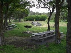 The shaded picnic area at Cline Falls State Scenic Viewpoint above the Deschutes River. courtesy of Orygun&nearr; (CC BY-SA 3.0&nearr;)