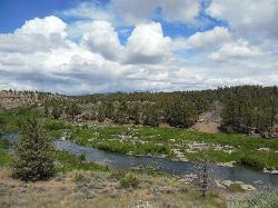 The Deschutes from the Highway 126 bridge just north of the park, below which floating turns dangero courtesy of Jsayre64&nearr; (CC BY-SA 3.0&nearr;)
