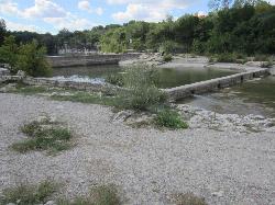 Limestone ledges and the dam apron at Blue Hole during a low water stretch in late summer. courtesy of Another Believer&nearr; (CC BY-SA 4.0&nearr;)