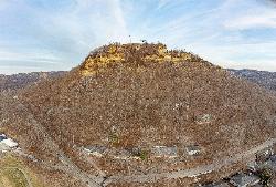Grandad Bluff, the flag-topped limestone bluff above La Crosse, about fifteen minutes from the beach courtesy of Wikideas1&nearr; (CC0&nearr;)