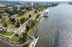 Riverside Park on the Mississippi in downtown La Crosse, a couple of miles downstream of the beach. courtesy of Wikideas1&nearr; (CC0&nearr;)