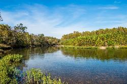 Gravel bar and open water on the Eleven Point River in Oregon County, Missouri. courtesy of mostateparks&nearr; (Public domain&nearr;)