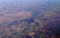 Lake Arrowhead in Clay County, Texas, seen from the air on a flight into Dallas Fort Worth. courtesy of Fredlyfish4&nearr; (CC BY-SA 3.0&nearr;)
