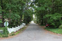 Club House Drive, one of the residential lanes ringing the lake courtesy of Thomson200&nearr; (CC0&nearr;)