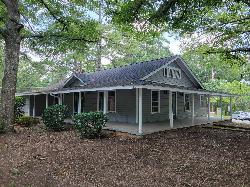 The Club House on Clubhouse Drive, one of the city buildings near the lake courtesy of John Phelan&nearr; (CC BY 4.0&nearr;)