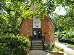 The courthouse and council chambers of Pine Lake, the smallest city in DeKalb County courtesy of John Phelan&nearr; (CC BY 4.0&nearr;)