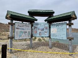 Park geology interpretive panels with the reservoir behind them courtesy of Viking Warrior Princess&nearr; (CC BY 2.0&nearr;)