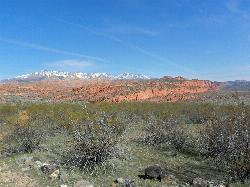 The Red Cliffs and the Pine Valley Mountains that frame the reservoir from the west courtesy of Fredlyfish4&nearr; (CC BY-SA 3.0&nearr;)