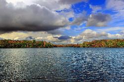 Fall color along the edge of 170-acre Tobyhanna Lake courtesy of Nicholas A. Tonelli from Northeast Pennsylvania, USA&nearr; (CC BY 2.0&nearr;)