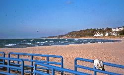 Lake Michigan shoreline at the south end of the park near the channel courtesy of qwesy qwesy&nearr; (CC BY 3.0&nearr;)