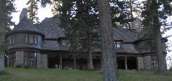 Pine Lodge, the 1903 Hellman-Ehrman Mansion, on the lawn set back from the sand courtesy of Mistshine&nearr; (CC BY-SA 3.0&nearr;)