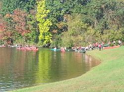 Canoes and kayaks launching from the grass shoreline at Blue Marsh Lake courtesy of Augustin Liviu&nearr; (CC BY-SA 3.0&nearr;)