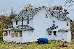 The Morris Canal lock tender's house of about 1825, now the Lake Hopatcong Historical Museum, inside courtesy of Zeete&nearr; (CC BY-SA 4.0&nearr;)