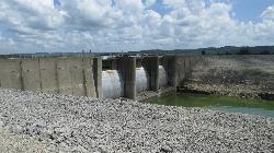 The tainter gates at Paint Creek Dam, the flood control structure that forms the lake. courtesy of Aesopposea&nearr; (CC BY-SA 3.0&nearr;)