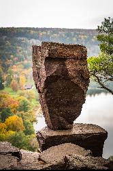 Balanced Rock, the perched quartzite block on the East Bluff courtesy of Anne Marie Peterson from Madison, WI, US&nearr; (CC BY-SA 2.0&nearr;)