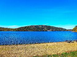 The lake with the West Bluff quartzite wall rising behind it courtesy of Corey Coyle&nearr; (CC BY 3.0&nearr;)