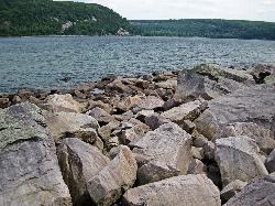 Quartzite talus along the Tumbled Rocks Trail on the west shore courtesy of James St. John&nearr; (CC BY 2.0&nearr;)